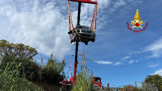 San Benedetto – Vola con l’auto nel fosso in viale dello Sport: ferita 18enne