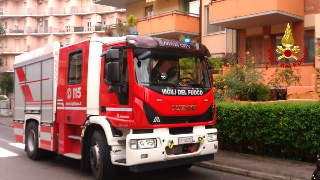 Ancona - Vuole buttarsi dal palazzo e videochiama la mamma: salvata 40enne