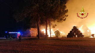 A fuoco 25mila tonnellate di fieno nel Pesarese