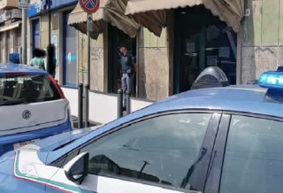 Ancona - Buco nel muro dello spogliatoio, polizia in centro sportivo