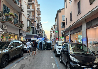San Benedetto - Auto si ribalta dopo lo schianto in centro, paura all’incrocio tra via Pizzi e via Calatafimi