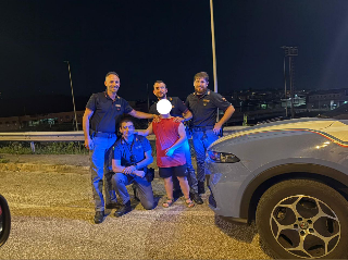 Ancona - Bambino vaga in strada nella notte, i poliziotti lo rassicurano