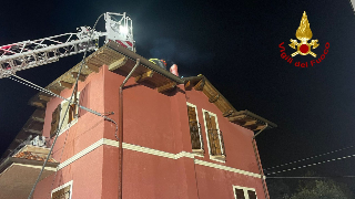 Fano - Canne fumarie in fiamme, un appartamento inagibile