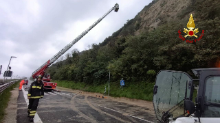 Marche - Maltempo: una famiglia evacuata, frane e allagamenti