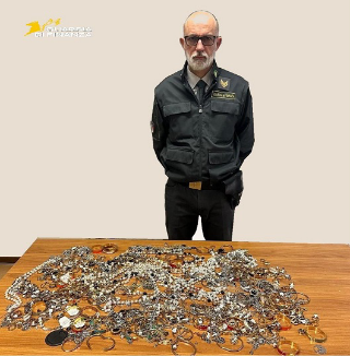 Macerata - Mercato settimanale nel mirino: sequestrati oltre mille articoli di bigiotteria contraffatta