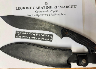 Jesi - Controlli dei carabinieri: sequestrato machete e arrestati due presunti spacciatori