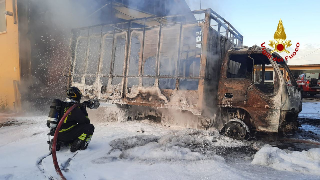 Fano - Furgone in fiamme, intervento dei vigili del fuoco