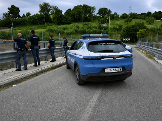 Porto San Giorgio - La polizia salva una 27enne in bilico su un cavalcavia dell’A14