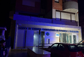 Porto Potenza - Fanno saltare in aria il bancomat, banda in fuga col bottino