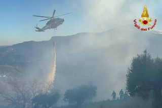 Incendio alle porte di Ascoli, due case minacciate dalle fiamme