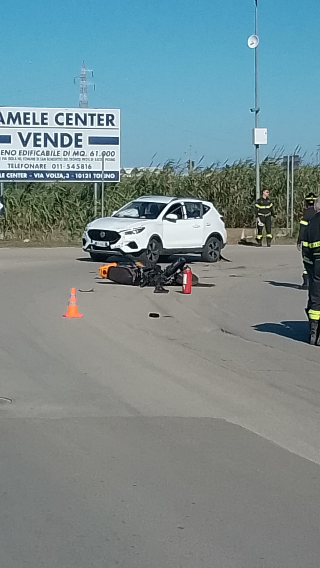 Schianto in curva tra auto e scooter, centauro elitrasportato a Torrette
