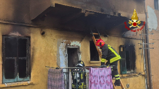 Incendio in casa a Loreto: in salvo residente, morto il cane