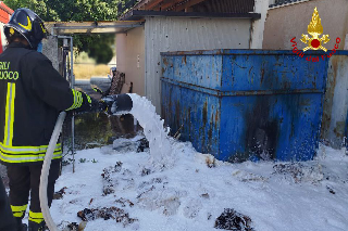 Sant’Elpidio a Mare – Fiamme in un container, vigili del fuoco in azione