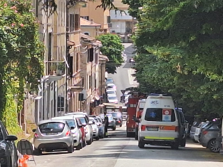 Jesi - Caos in via Gramsci, si barrica in casa e ferisce un carabiniere