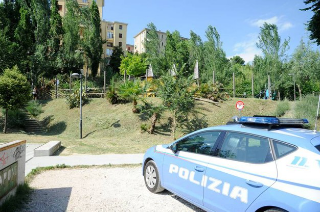 Macerata - Trovato morto su una panchina al parco, è un papà 47enne