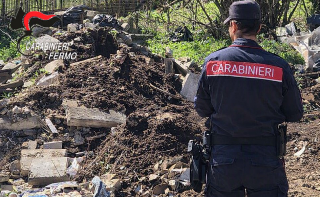 Fermo - Gestione illecita e abbandono di rifiuti, due denunce dei Carabinieri Forestali