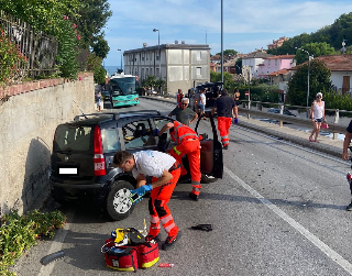 Numana – Pulmino contro Panda, tre feriti gravi: arriva l’eliambulanza