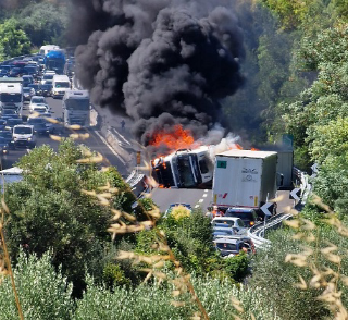 Abruzzo - Inferno in A14, camion si ribalta e prende fuoco