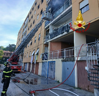 Ancona – Incendio in appartamento con fiamme alte fino ai piani superiori, palazzo evacuato