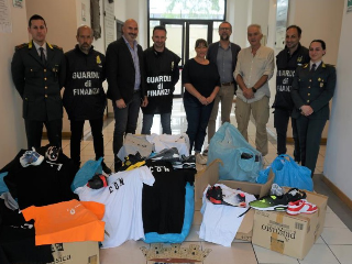 Teramo - Donati a un’associazione di volontariato abbigliamento e calzature contraffatti