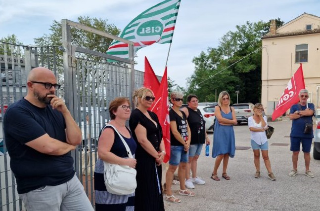 Sit-in alla Rsa di Ripatransone: “Manca personale, problemi strutturali e tagli ai servizi”