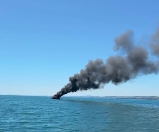 Fano - Spente le fiamme della barca in mare, il cabinato è affondato