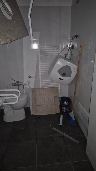 Castignano - Bagno pubblico vandalizzato, tre ragazzi vanno dal sindaco e si scusano