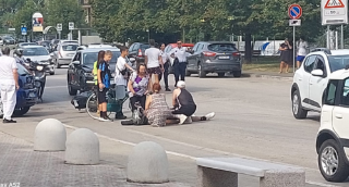 Incidente tra auto e scooter in viale dello Sport, ragazzo soccorso dall’ambulanza