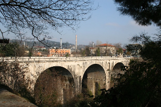 Ascoli Piceno - Scopre di essere malato e vuole buttarsi, salvato sul ponte di Porta Maggiore