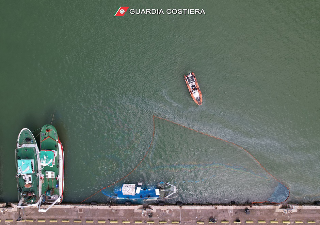 Peschereccio affondato in porto, si cerca di contenere l’inquinamento