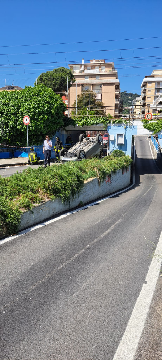Grottammare - Auto si ribalta al sottopasso di via Alighieri, anziana soccorsa