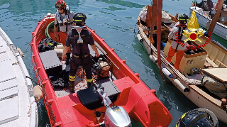 Ancona - Recuperata imbarcazione nel porto turistico