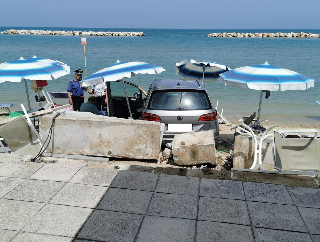Alba Adriatica - Auto sfonda le barriere e piomba sulla spiaggia: tre feriti