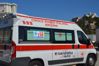 Scivola con la moto lungo l’Asse ad Ancona e finisce contro un muro: morto 55enne