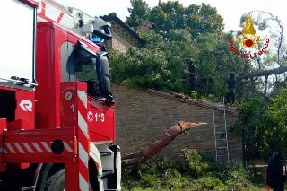 Pesaro e provincia ancora in ginocchio: ordinanza anti-incidenti e soccorsi a pieno ritmo