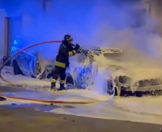 San Benedetto - Fiamme alte a Porto d’Ascoli per due auto a fuoco