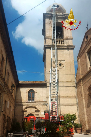 Castelfidardo, rimossa la croce pericolante dal campanile della Collegiata