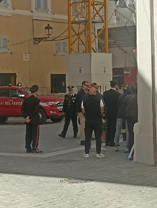 Stipendi non pagati, tre operai da ore su una gru a 40 metri d’altezza