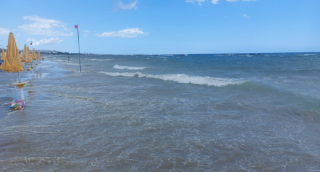 Tempesta di vento dopo il gran caldo, la mareggiata sferza le Marche