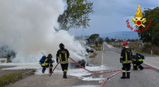 Pollenza - Auto in fiamme mentre è in marcia: famiglia salva per miracolo