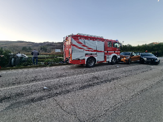 Raffica di incidenti sulla Valtesino: due auto centrano mezzo dei vigili del fuoco