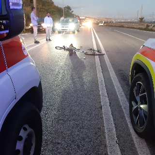 Ciclista travolto da un’auto sulla via Flaminia: grave 33enne