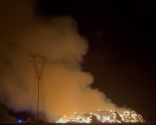 Pesaro - Incendio in un campo visibile da grande dìstanza, a fuoco balle di fieno