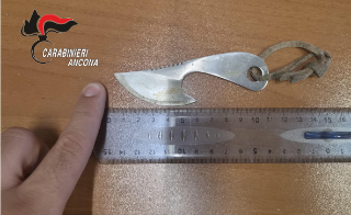 Sequestrati coltelli e attrezzi da scasso: due persone denunciate a Osimo e Falconara