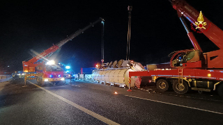 Pesaro - Camion si ribalta in A-14, estratto il conducente. Code in entrambe le direzioni