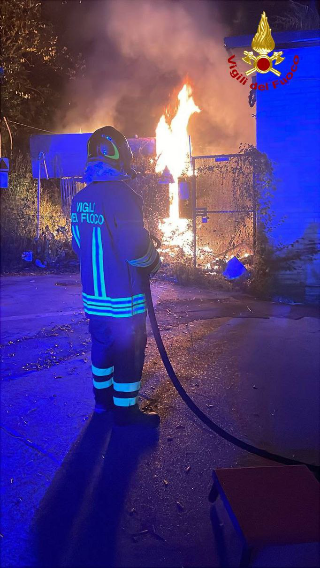 Paura a Loreto, fiamme alte avvolgono cabina elettrica
