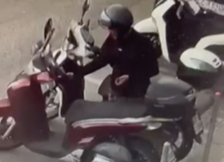 Pesaro - Cittadino fotografa ladri in azione, arrestati tre giovani per furti di moto