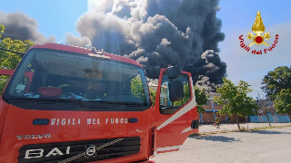 Paura per il maxi rogo a Fano, ma nessun ferito