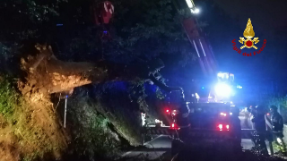 Maltempo - Acqua e fango nelle case a Porto Recanati, chiuso tratto di A14