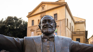 Prima il furto poi gli atti osceni davanti alla statua di Pavarotti, arrestato 38enne